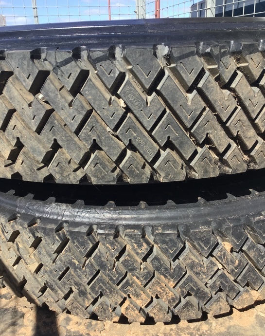 11R-22.5 Bandag Recap on rim