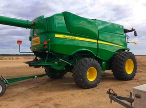2013 John Deere S680 with 2013 12 Mtr 640 Draper front on 2016 Leith Trailer