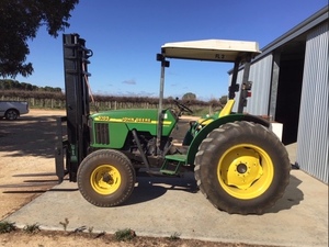 JOHN DEERE 5105 TRACTOR FORLKIFT