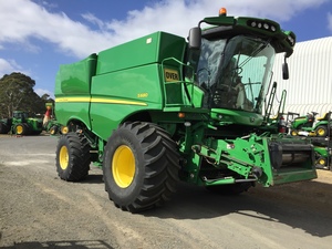 JOHN DEERE S680 HARVESTER