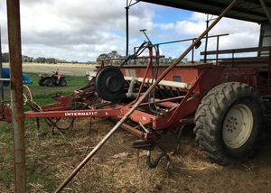 International 511 Combine 24 run with a Blower