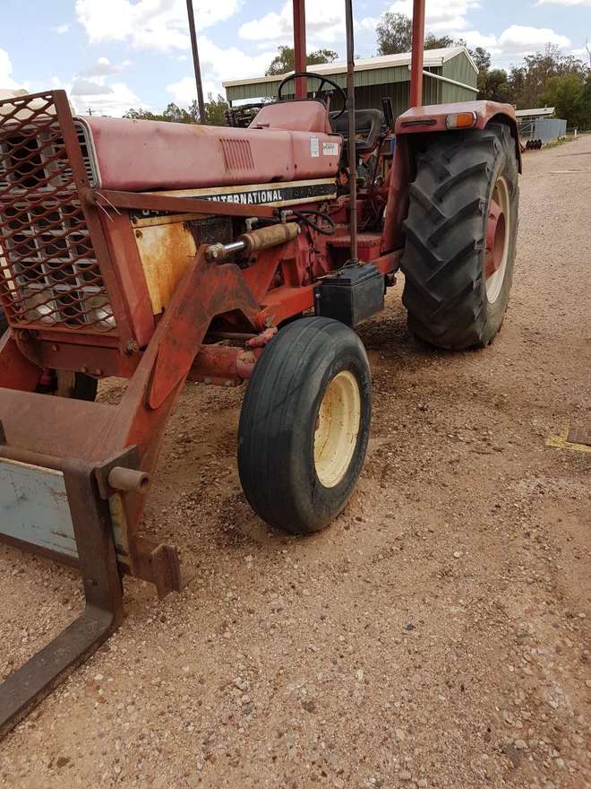 International 855 S Tractor