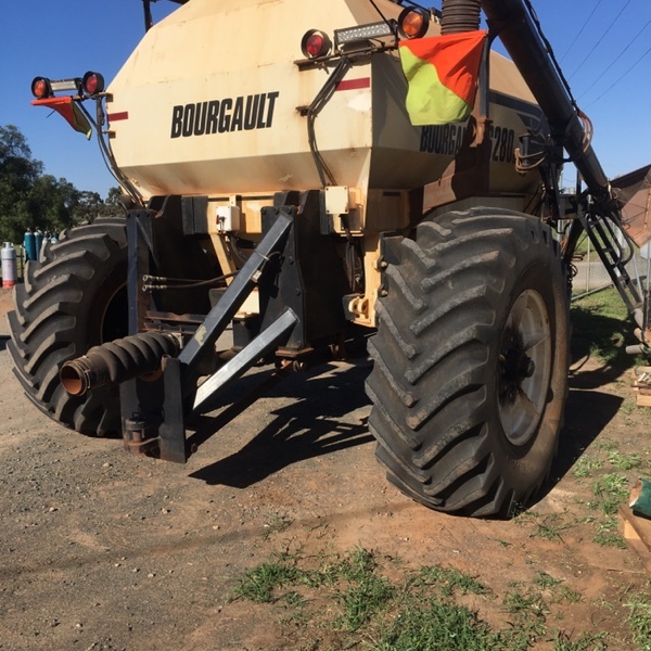 (A135) - 2009 Bourgault 6280 Tow Between Air Cart