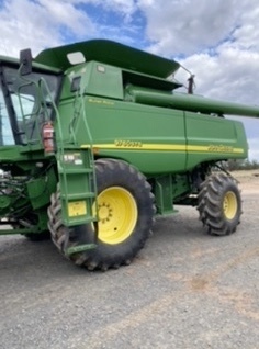 2006 John Deere 9760 STS Bullet Rotor with 930D Draper Front